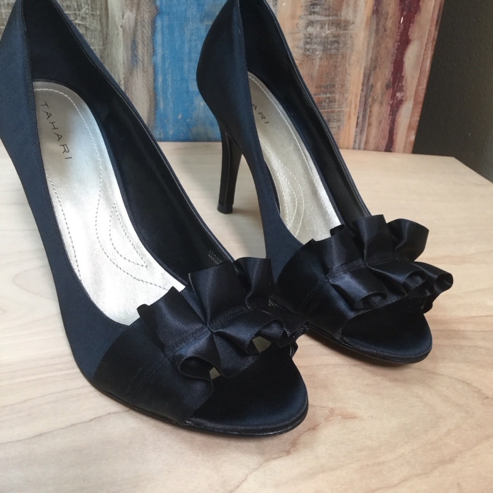 Tahari Sloan Womens Black Satin Peep Toe Ruffle High Heel Shoe Size 9.5